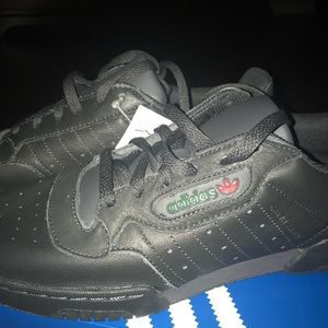 Yeezy Powerphase CBLACK / SUPCOL NWT Size 10 Men’s